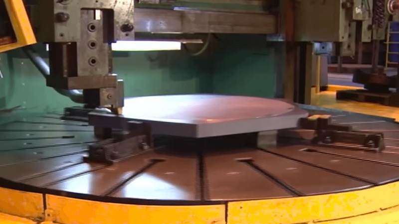 ساخت آینه جیمز وب در کارخانه، در زمان ذوب، پاکسازی و تبدیل به صفحه خالی در ایالت اوهایو