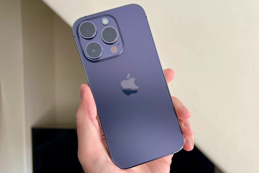 iPhone 14 Pro Back Purple Hand | هلومگ | بررسی جدیدترین گوشی‌ها و تبلت‌های موجود در بازار