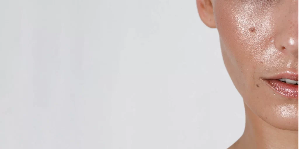 Oily Skincare Routine and Tips for Women in Their 40s 25d18970 9f45 4f75 a23d f1b01e03c568 | هلومگ | راهکارهای درمان و پیشگیری از پوست چرب