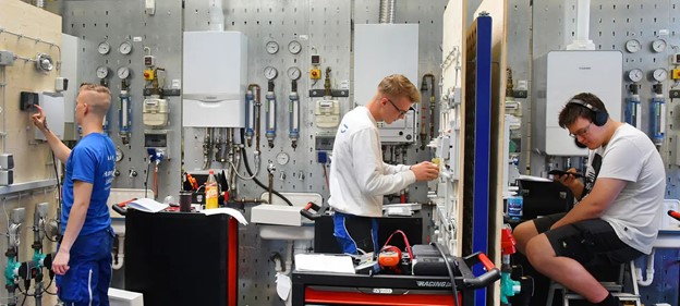 Picture2 1 | هلومگ | رشته‌های فنی یا نظری؛ کدام آینده‌ی بهتری دارد؟